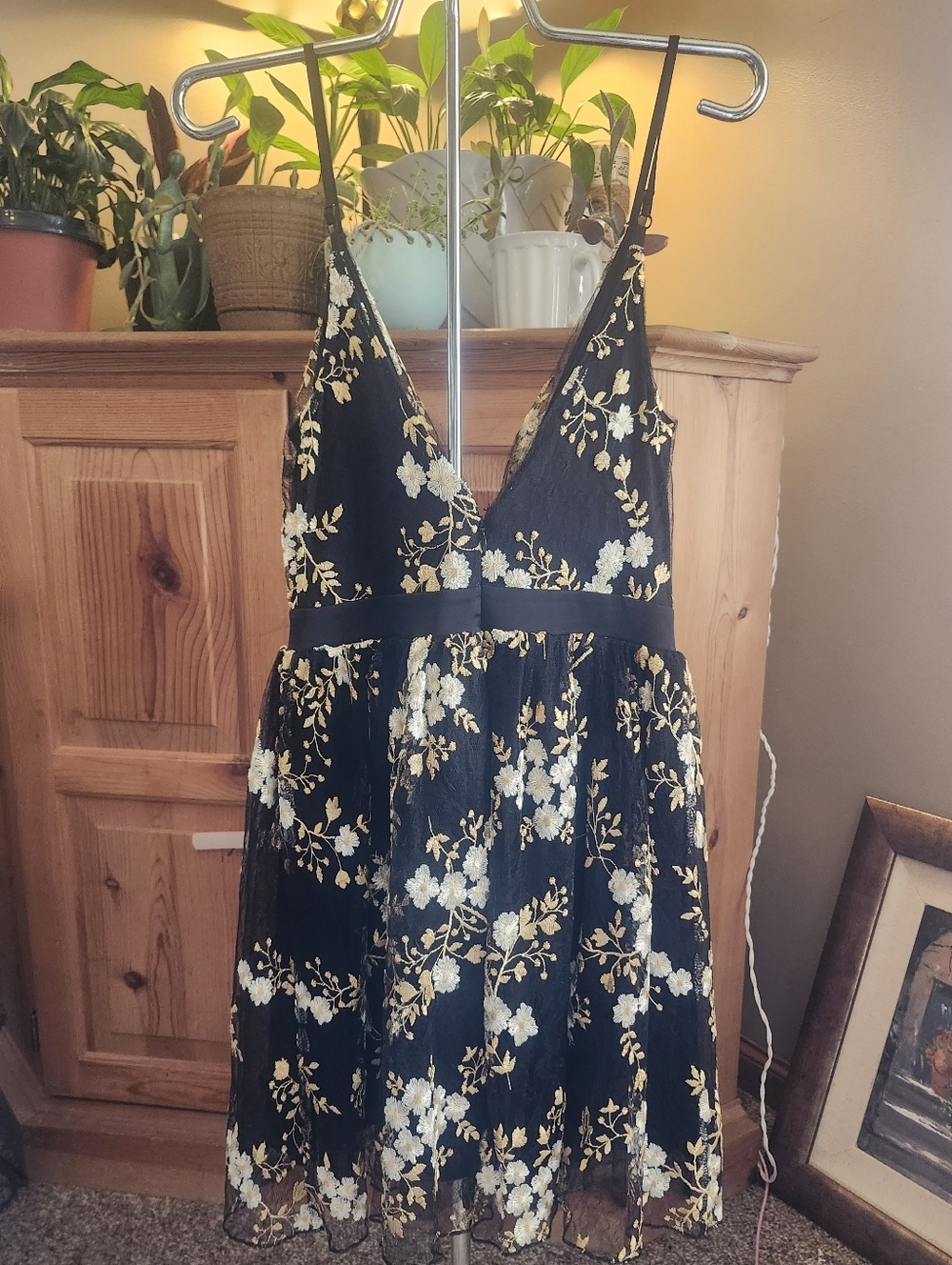 Express Black Mesh Fit & Flare Mini w/ Gold & White Floral Embroidery Sz 0